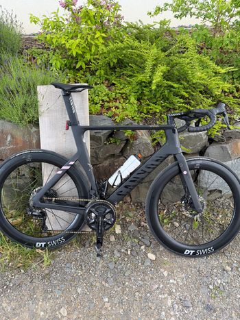 Použité Canyon Aeroad CFR Di2 2024 2024 Road & Gravel