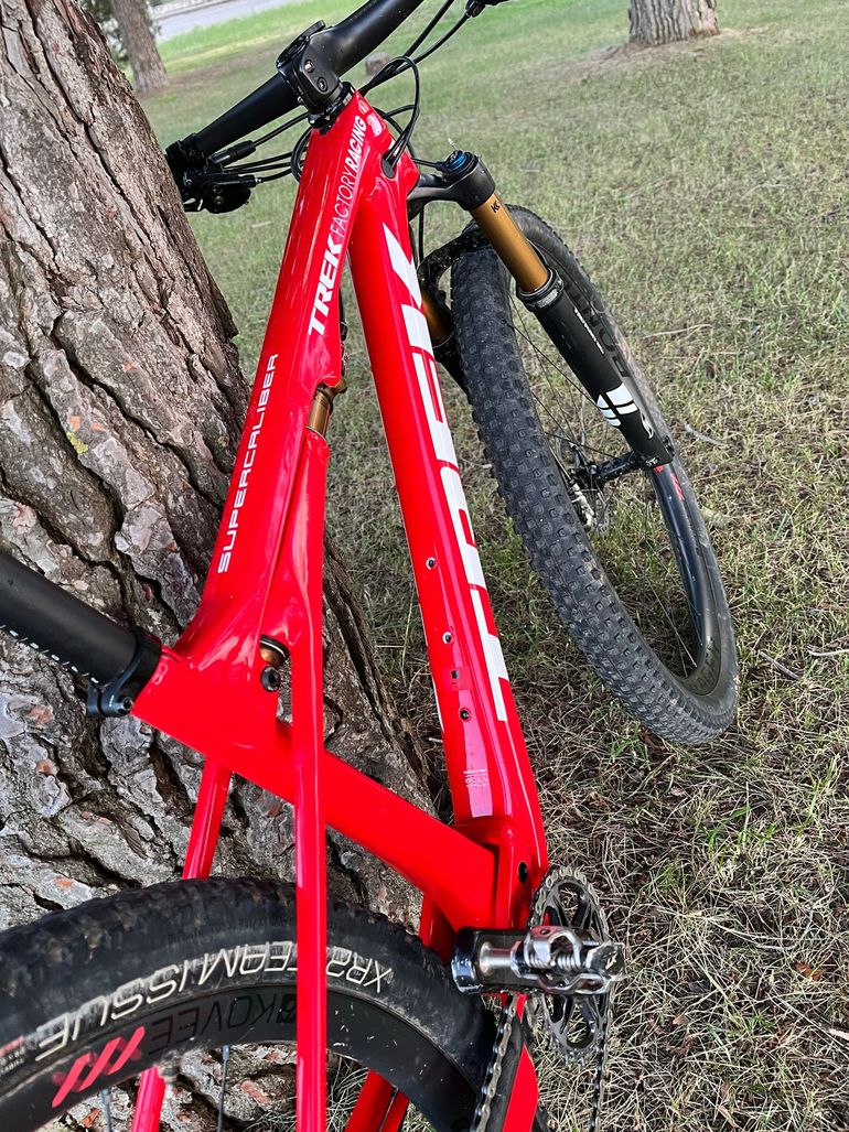 Used Trek Supercaliber 9.9 XTR 2020 2020 Mountainbike, Red, 29 — image 4 of 7