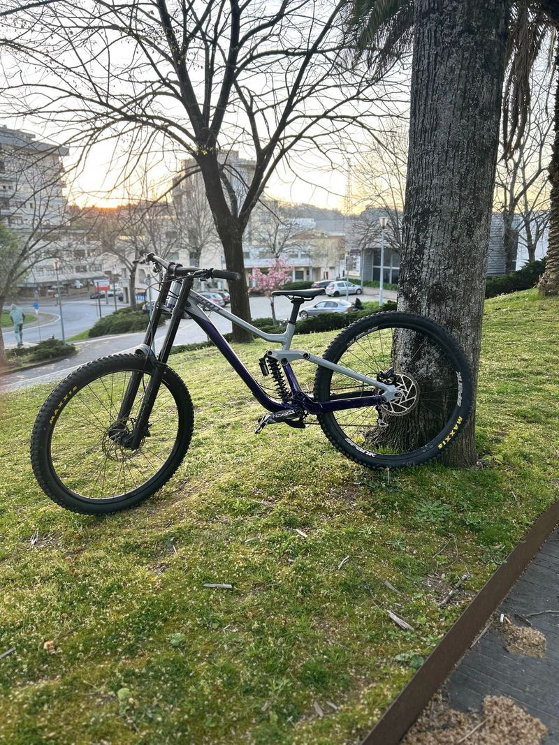 Scott Gambler 910 2024 2024 Mountainbike usato, Grigio chiaro — immagine 1 di 4