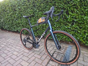 Used Giant Revolt 0 2024 2024 Road & Gravel, Blue — image 2 of 17