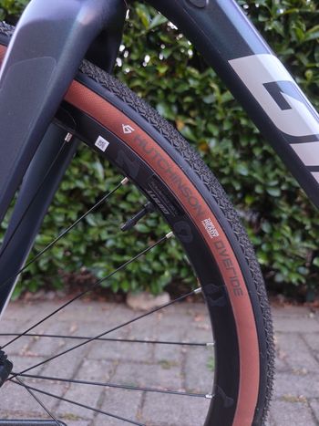 Used Giant Revolt 0 2024 2024 Road & Gravel, Blue — image 5 of 17