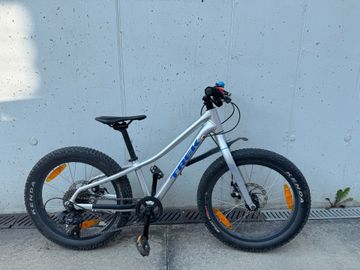 Used Trek Roscoe 20 2022 2022 Youth, Light Gray — image 1 of 5