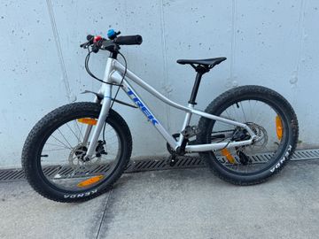 Used Trek Roscoe 20 2022 2022 Youth, Light Gray — image 2 of 5
