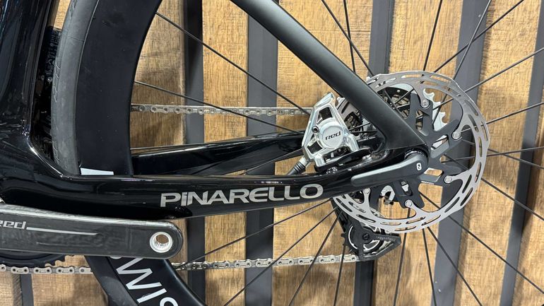 Použité Pinarello DOGMA F SRAM RED ETAP AXS 2025 2025 Road & Gravel — obrázek 12 z 15