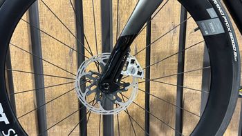 Použité Pinarello DOGMA F SRAM RED ETAP AXS 2025 2025 Road & Gravel — obrázek 14 z 15