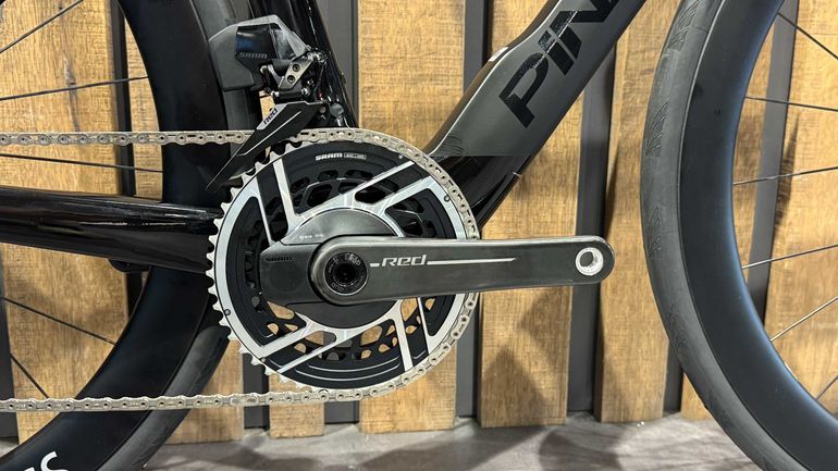 Použité Pinarello DOGMA F SRAM RED ETAP AXS 2025 2025 Road & Gravel — obrázek 2 z 15