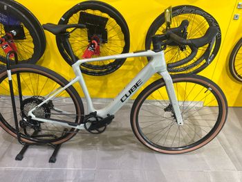 CUBE NUROAD HYBRID C:62, RACE 400X 2026 2026 Road & Gravel de segunda mano, Gris claro — imagen 2 de 4