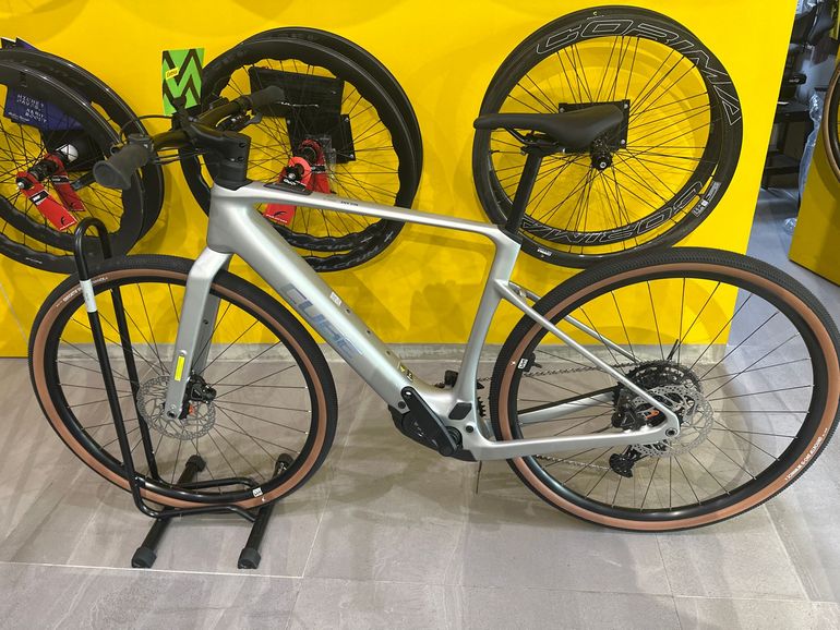 Gebrauchtes CUBE NULANE HYBRID C:62, RACE 400X 2025 2025 Road & Gravel, Hellgrau — Bild 4 von 4
