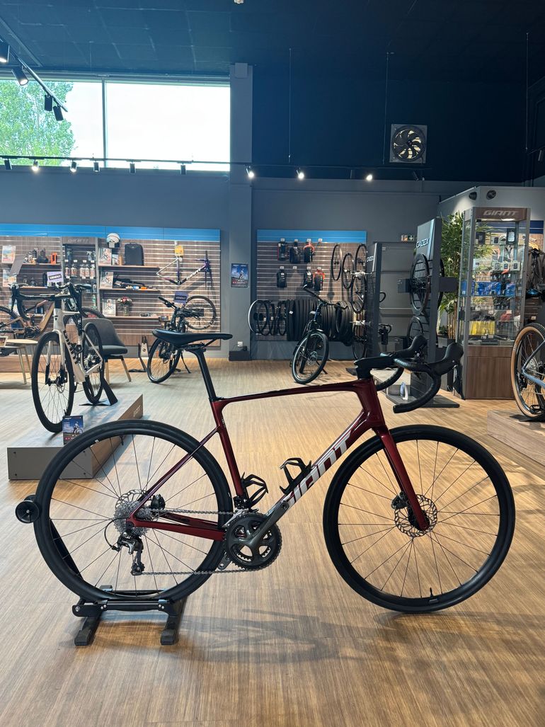 Used Giant Defy Advanced 3 2024 2024 Road & Gravel, Red — image 1 of 4