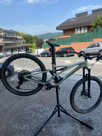Specialized Stumpjumper Comp 2023 2023 Mountainbike de segunda mano, Blanco — imagen 2 de 5