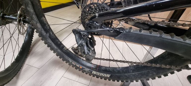 Used Santa Cruz V10 DH S 2024 2024 Mountainbike, Black, 29, 27.5 — image 3 of 3