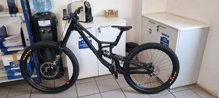 Used Santa Cruz V10 DH S 2024 2024 Mountainbike, Black, 29, 27.5 — image 1 of 3