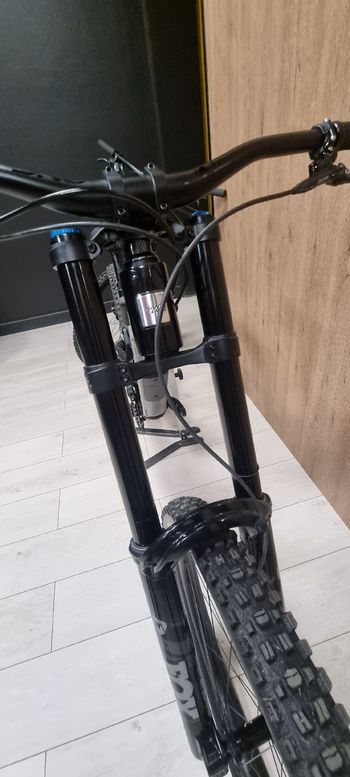 Used Santa Cruz V10 DH S 2024 2024 Mountainbike, Black, 29, 27.5 — image 2 of 3