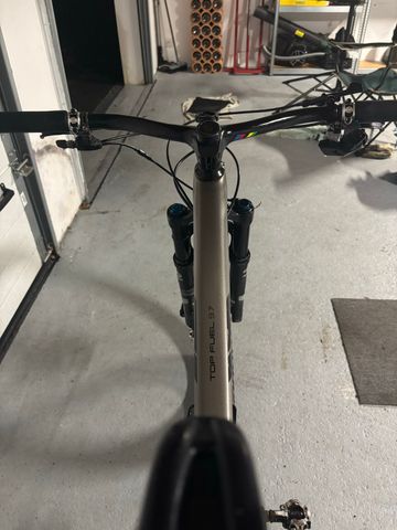 Gebrauchtes Trek Top Fuel 9.7 2018 2018 Mountainbike, Hellgrau — Bild 2 von 5