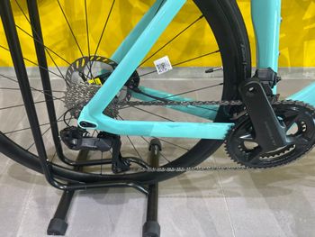 Used Bianchi Oltre Race 105 Di2 2025 2025 Road & Gravel, Green — image 3 of 5