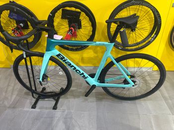 Used Bianchi Oltre Race 105 Di2 2025 2025 Road & Gravel, Green — image 5 of 5