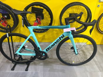 Used Bianchi Oltre Race 105 Di2 2025 2025 Road & Gravel, Green — image 2 of 5