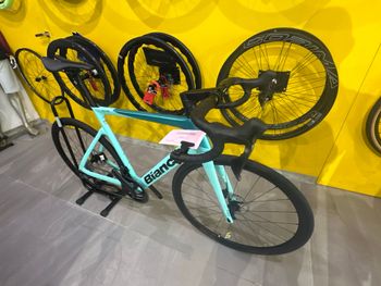 Used Bianchi Oltre Race 105 Di2 2025 2025 Road & Gravel, Green — image 4 of 5
