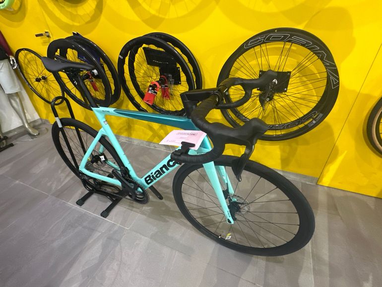 Used Bianchi Oltre Race 105 Di2 2025 2025 Road & Gravel, Green — image 4 of 5