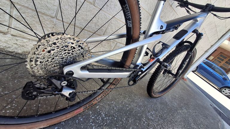 Used Canyon Lux Trail CF 6 2024 2024 Mountainbike, Light Gray, 29 — image 3 of 9