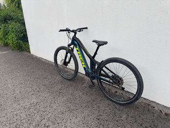 Used Trek Powerfly FS 4 625 2022 2022 Mountainbike, Green, 27.5, 29 — image 2 of 3
