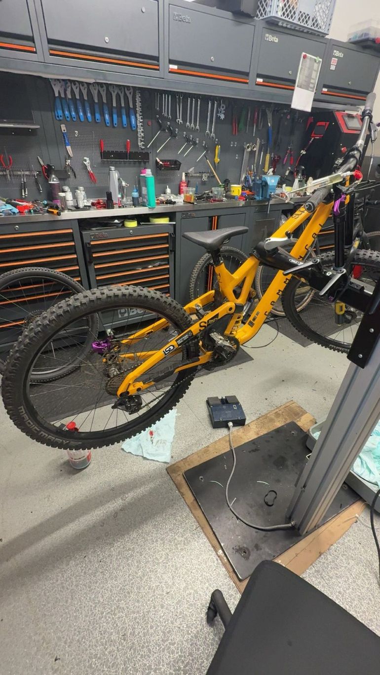 Used Commencal Custom SRAM GX 2025 Mountainbike, Orange — image 2 of 3