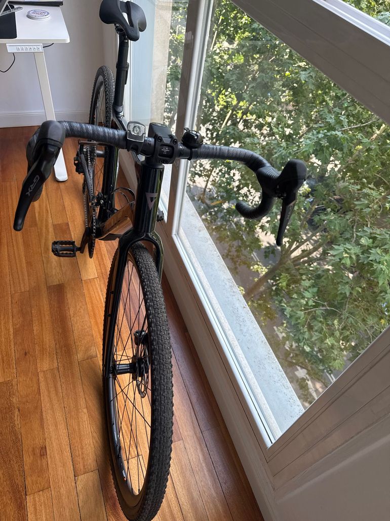 Used Giant Revolt ADV2 2025 Road & Gravel, Black — image 4 of 6