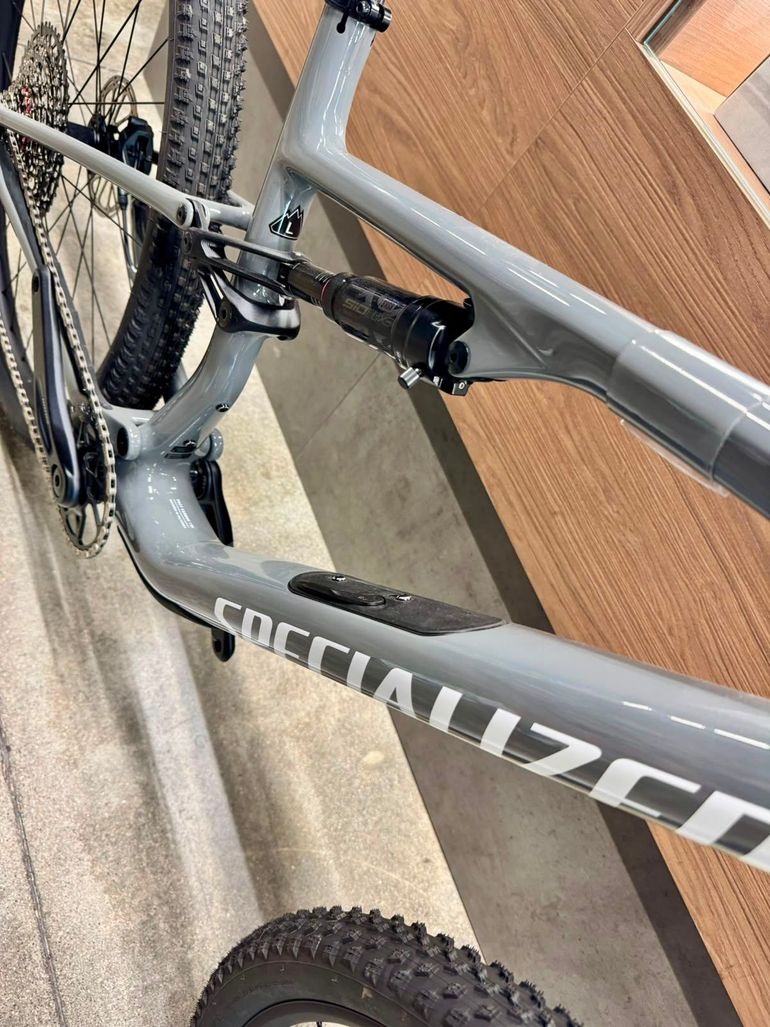 Used Specialized Epic 8 Comp 2026 2026 Mountainbike, Light Gray, 29 — image 6 of 7