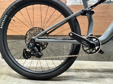 Used Specialized Epic 8 Comp 2026 2026 Mountainbike, Light Gray, 29 — image 3 of 7