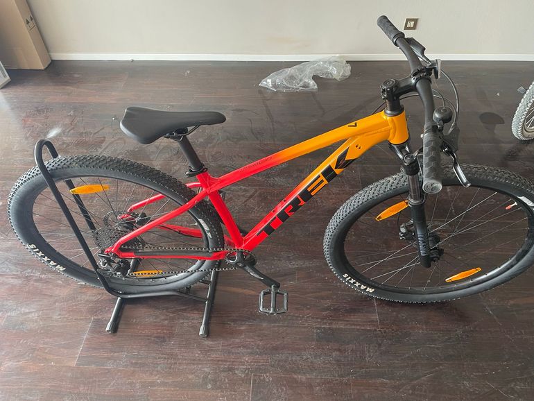 Used Trek Marlin 6 2022 2022 Mountainbike, Orange, 27.5, 29 — image 1 of 7