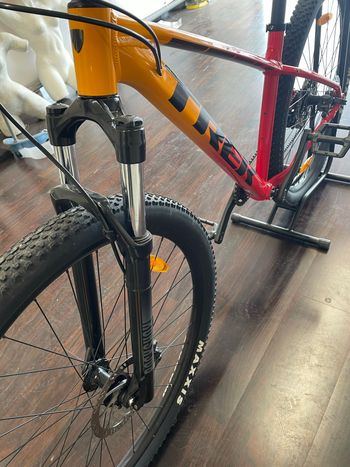 Used Trek Marlin 6 2022 2022 Mountainbike, Orange, 27.5, 29 — image 7 of 7
