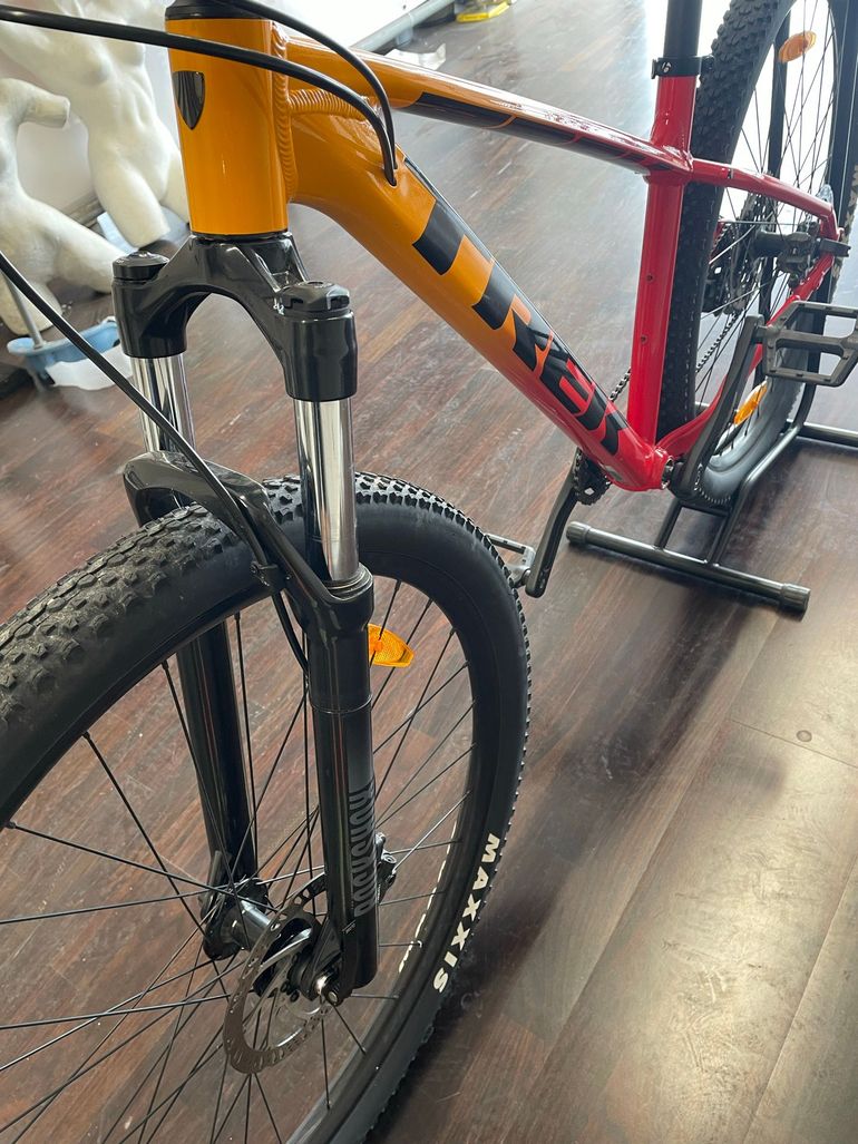 Used Trek Marlin 6 2022 2022 Mountainbike, Orange, 27.5, 29 — image 7 of 7