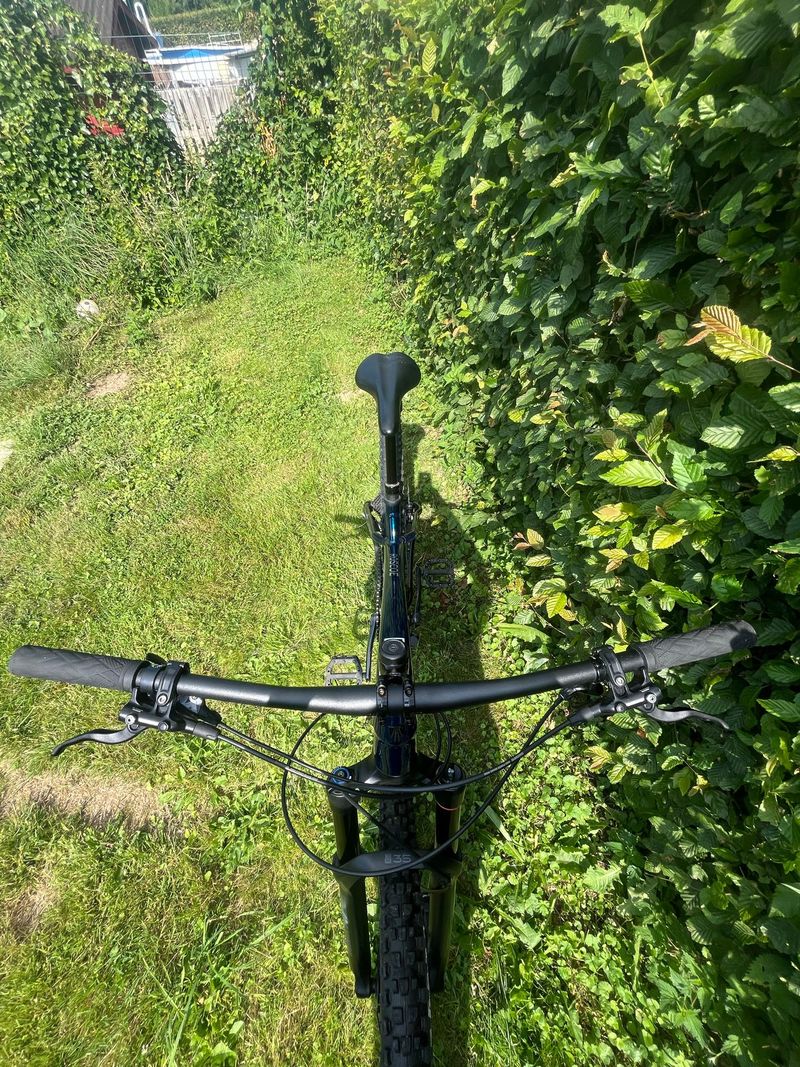 Used Trek Roscoe 8 2023 2023 Mountainbike, Blue, 27.5, 29 — image 5 of 7