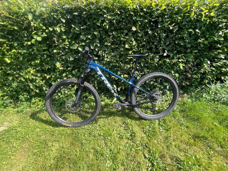 Used Trek Roscoe 8 2023 2023 Mountainbike, Blue, 27.5, 29 — image 7 of 7