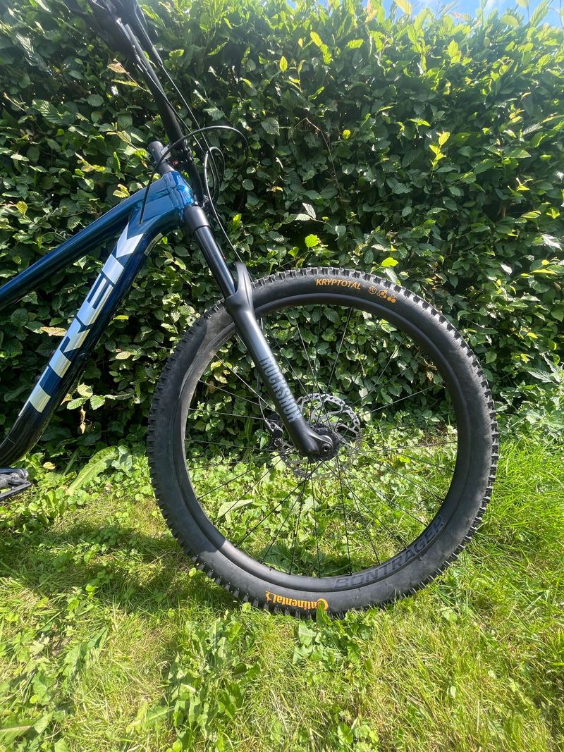 Used Trek Roscoe 8 2023 2023 Mountainbike, Blue, 27.5, 29 — image 3 of 7