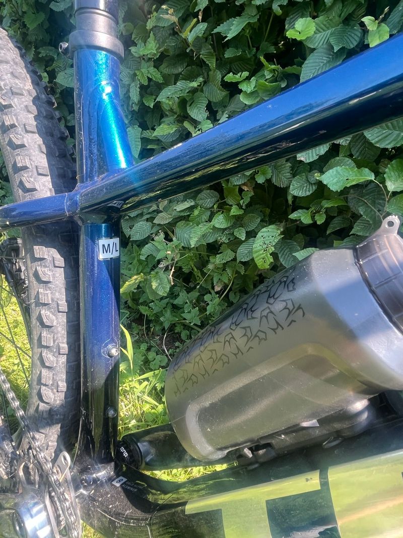 Used Trek Roscoe 8 2023 2023 Mountainbike, Blue, 27.5, 29 — image 6 of 7
