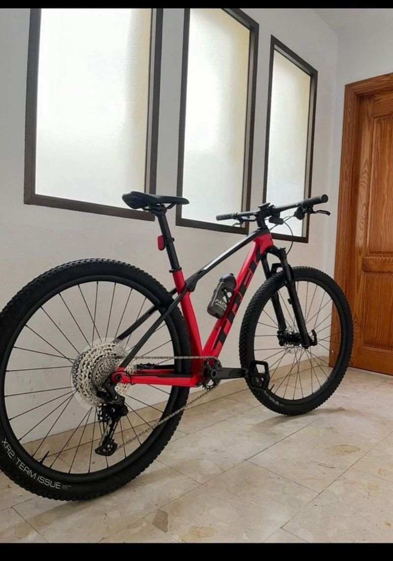 Used Trek Procaliber 9.5 2023 2023 Mountainbike, Red, 29 — image 1 of 6