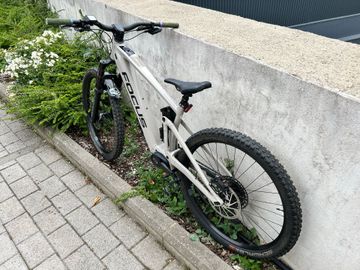 Used Focus SAM² 6.8 2022 2022 Mountainbike, Light Gray, 29 — image 4 of 19