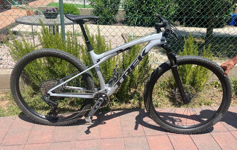 Gebrauchtes Trek Supercaliber SL 9.7 AXS Gen 2 2024 2024 Mountainbike, Hellgrau, 29 — Bild 1 von 5