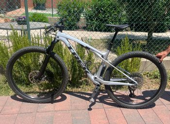 Gebrauchtes Trek Supercaliber SL 9.7 AXS Gen 2 2024 2024 Mountainbike, Hellgrau, 29 — Bild 2 von 5