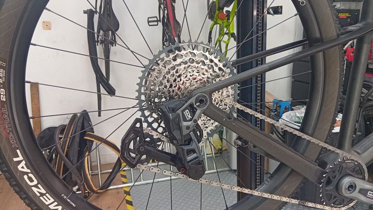 Used Orbea ALMA CARBON 2025 2025 Mountainbike, Black, 29 — image 4 of 9