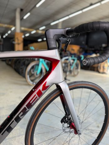 Used Trek Domane SL 5 Gen 4 2023 2023 Road & Gravel, Light Gray — image 8 of 24
