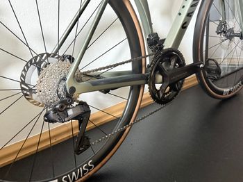 Used Canyon Endurace CF SLX 8 Di2 2025 Road & Gravel, Green — image 7 of 27
