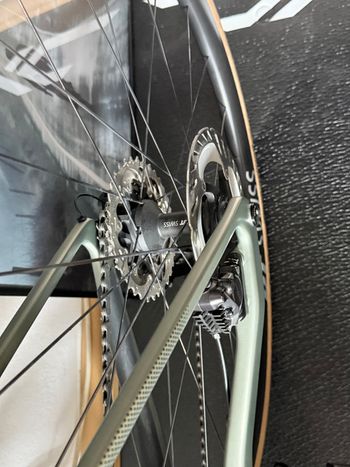 Used Canyon Endurace CF SLX 8 Di2 2025 Road & Gravel, Green — image 13 of 27