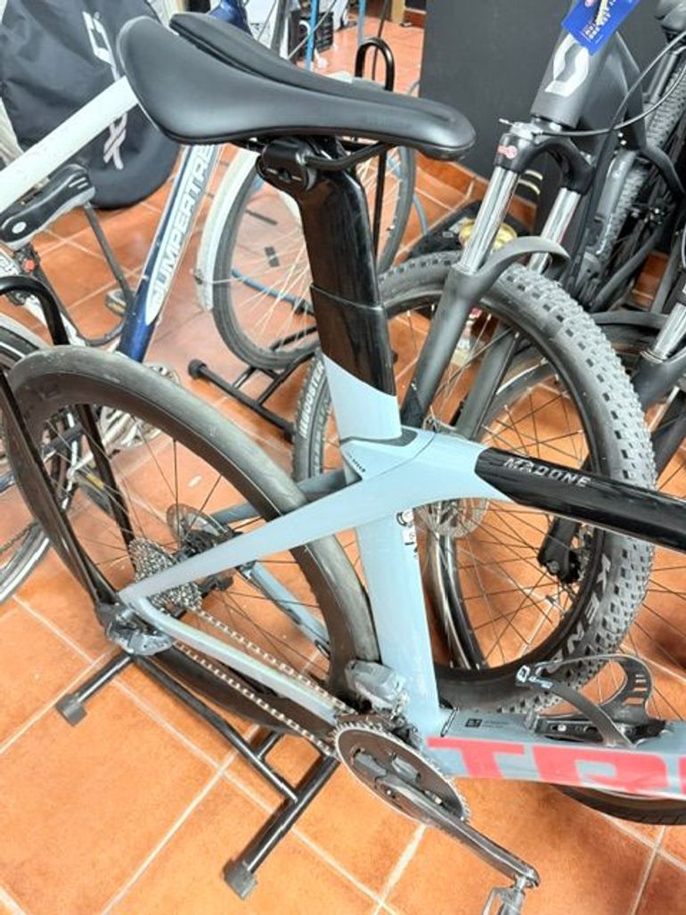 Used Trek Madone SL 7 eTap 2023 2023 Road & Gravel, Light Gray — image 5 of 6