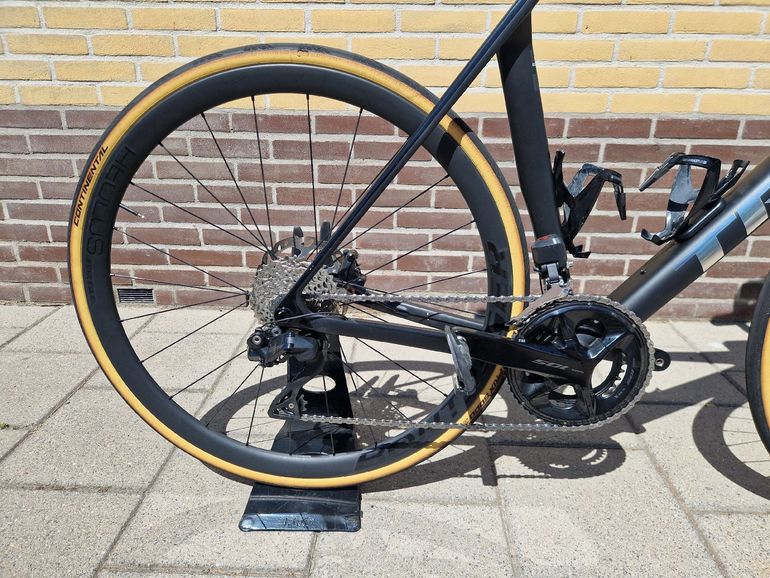 Used Trek Madone SL 6 Gen 8 2025 2025 Road & Gravel, Black — image 14 of 18