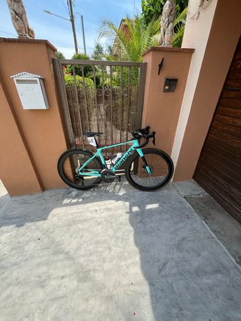 Käytetty Bianchi Infinito XE 105 Di2 2023 2023 Road & Gravel