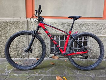 Used Trek Procaliber 9.5 2022 2022 Mountainbike, Red, 29 — image 2 of 5