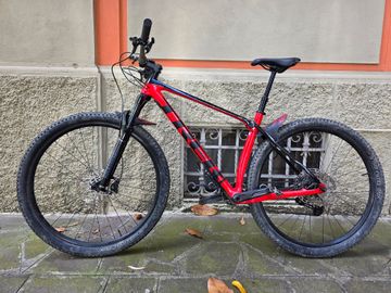 Used Trek Procaliber 9.5 2022 2022 Mountainbike, Red, 29 — image 2 of 5