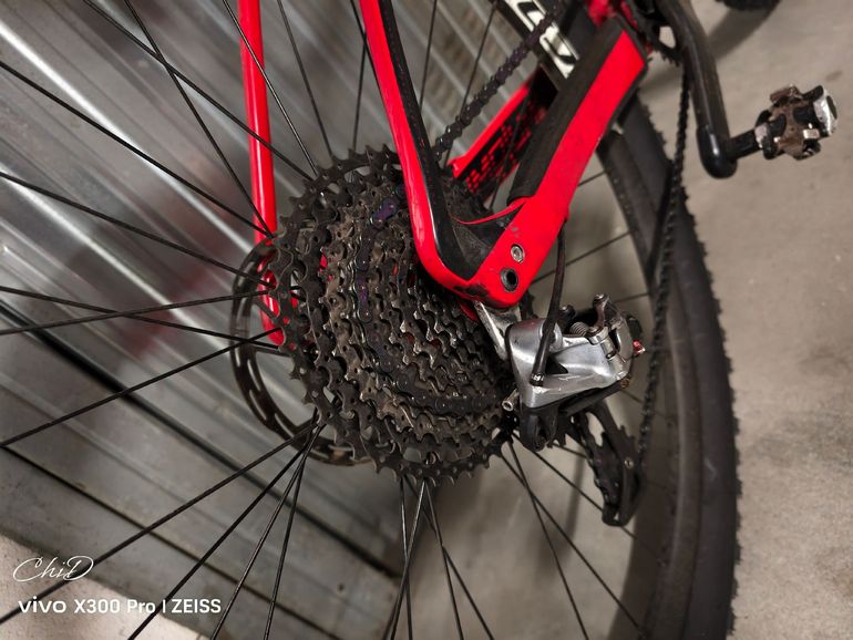 Used Specialized Stumpjumper EVO Shimano Deore XT 2018 Mountainbike, Red — image 3 of 6